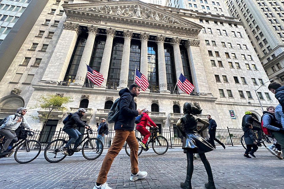 stock-market-today:-big-tech-carries-wall-street-to-another-record-and-winning-week