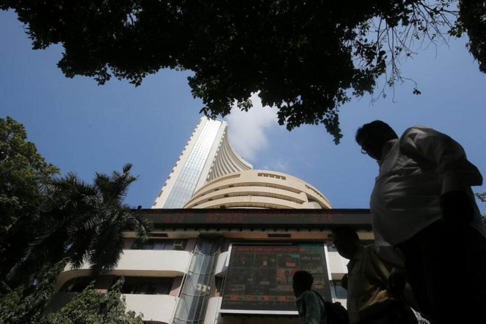 analysis-investors-dig-into-india’s-stock-market-as-china-flounders,-discount-risks