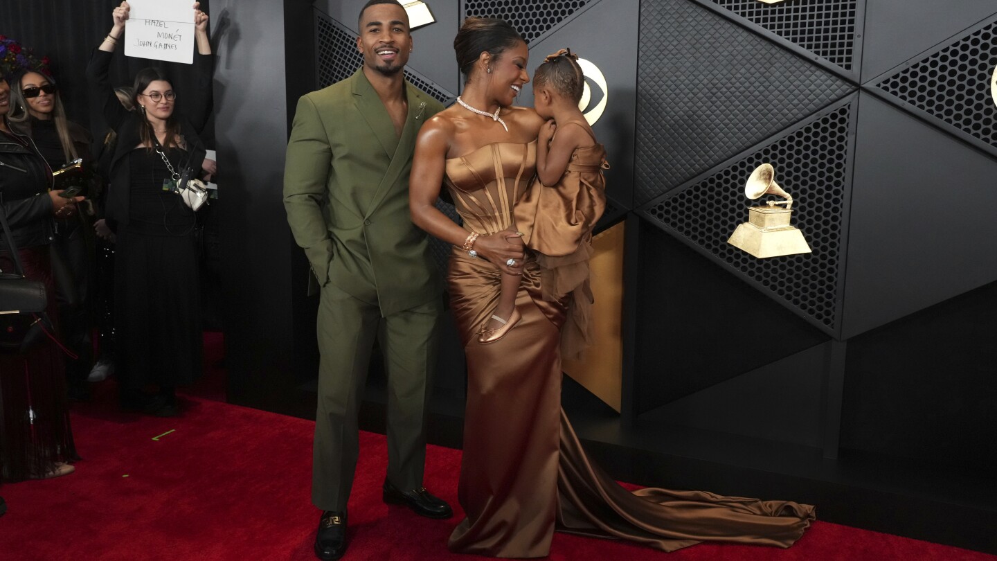 the-grammys-off-the-hook-fashion-parade-kicks-off-with-bold-color-and-man-jewelry