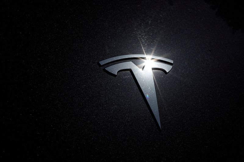 tesla-falls-after-report-of-sap-snub,-piper-sandler-price-target-cut