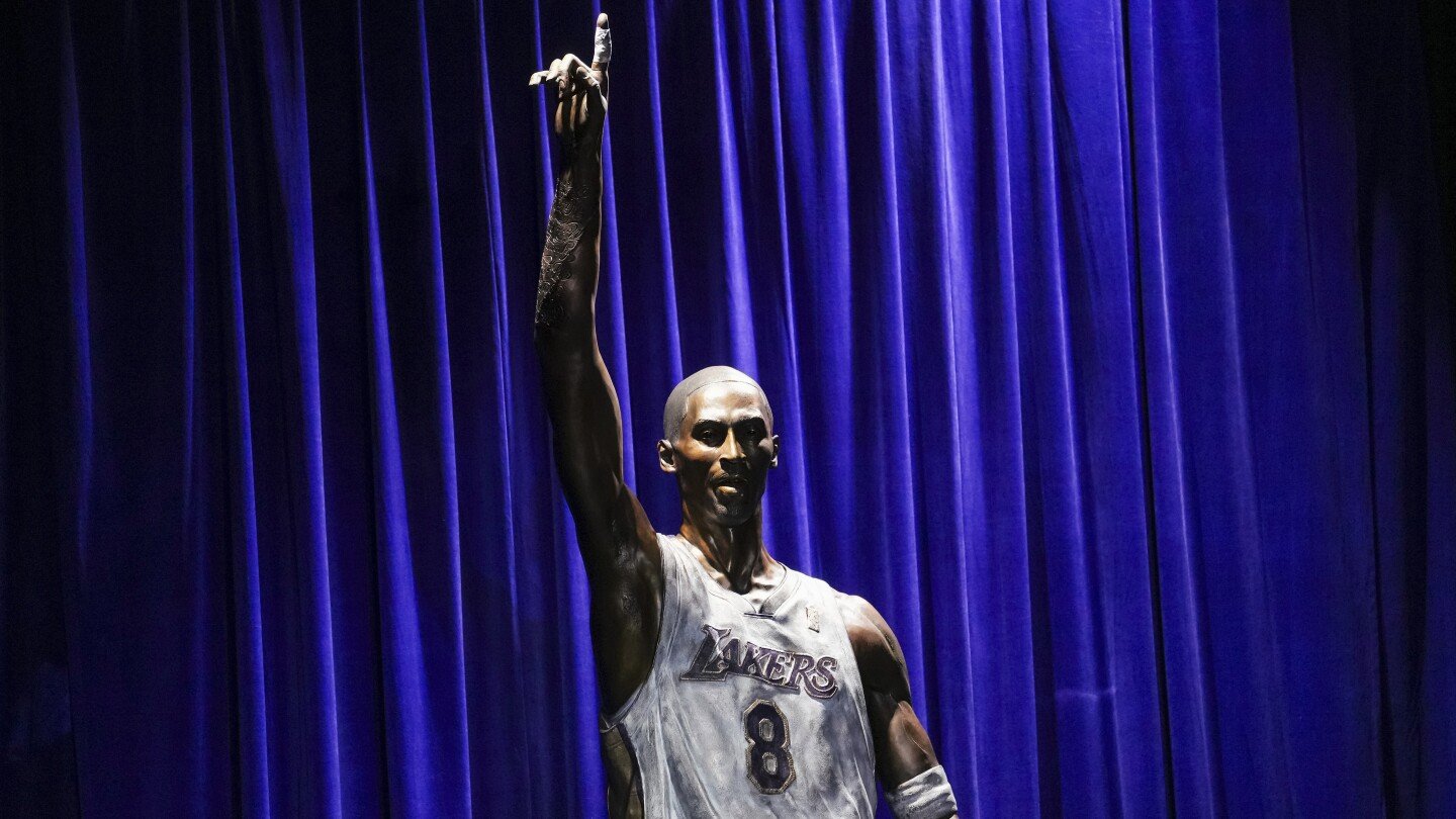 kobe-bryant-immortalized-with-a-19-foot-bronze-statue-outside-the-lakers’-downtown-arena