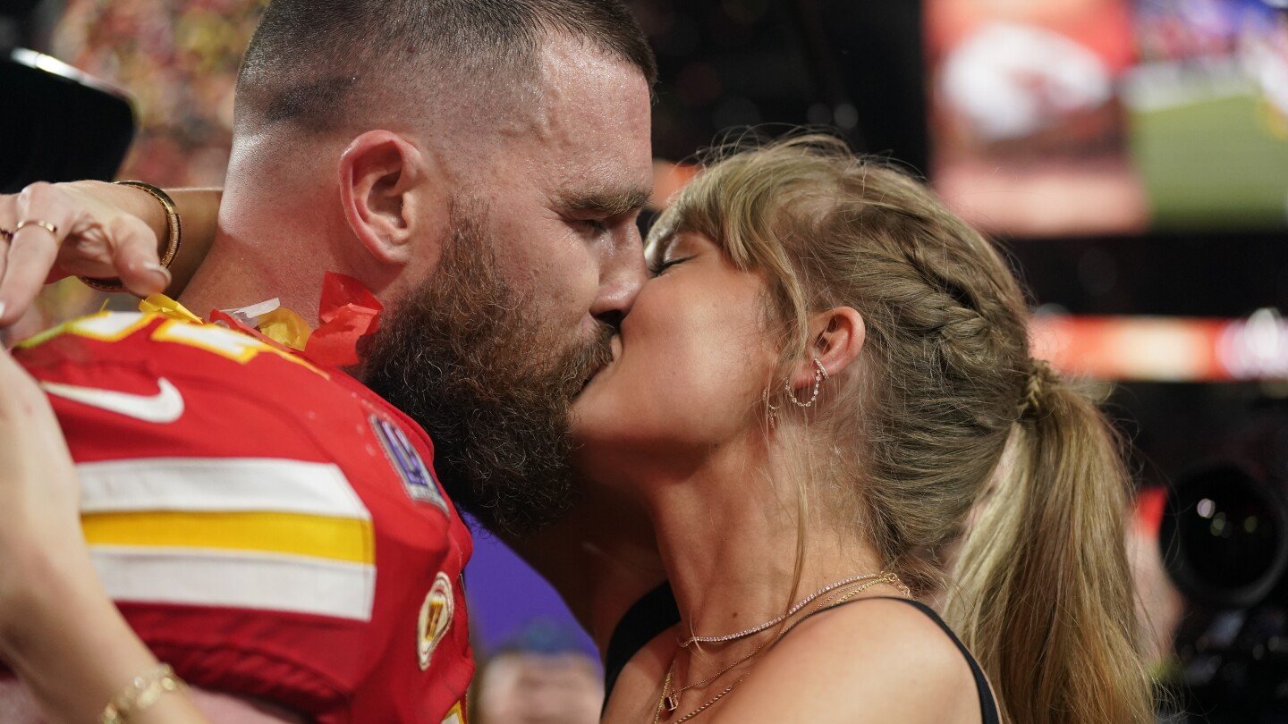 taylor-swift-planning-to-watch-travis-kelce-and-the-chiefs-play-49ers-in-the-super-bowl