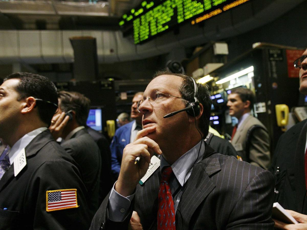 the-stock-market-is-looking-a-lot-like-it-did-before-the-dot-com-and-’08-crashes,-top-economist-says