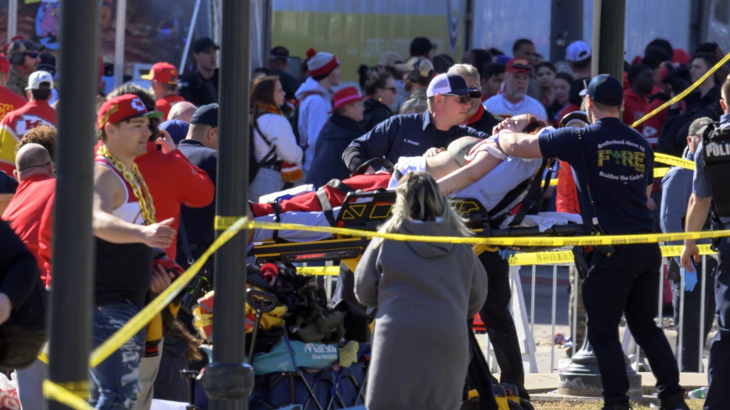 gunfire-at-chiefs’-super-bowl-celebration-kills-1-and-wounds-nearly-two-dozen,-including-children