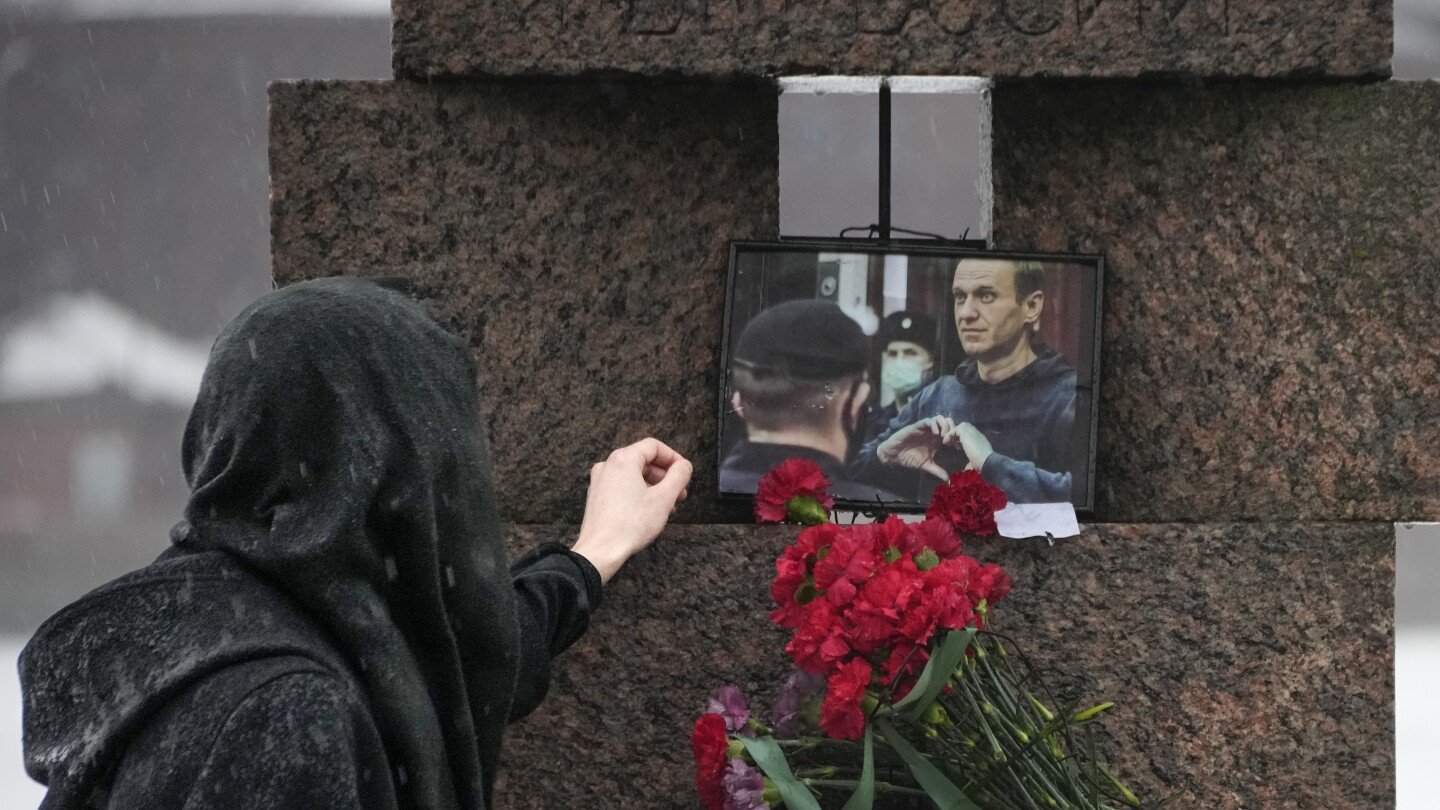tributes-to-alexei-navalny,-putin’s-greatest-foe,-removed-from-russian-cities-as-police-look-on