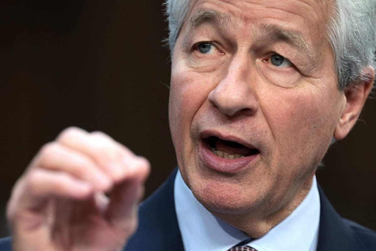 jpmorgan-ceo-jamie-dimon-warns-no-one-will-be-able-to-escape-the-claws-of-ai—and-that-sets-it-apart-from-the-dotcom-bubble:-‘this-is-not-hype’