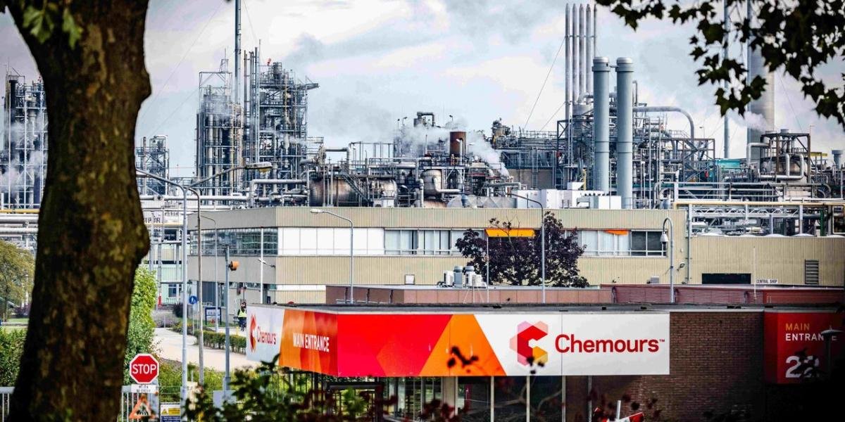 chemical-giant-chemours-suspends-top-executives,-opens-accounting-probe
