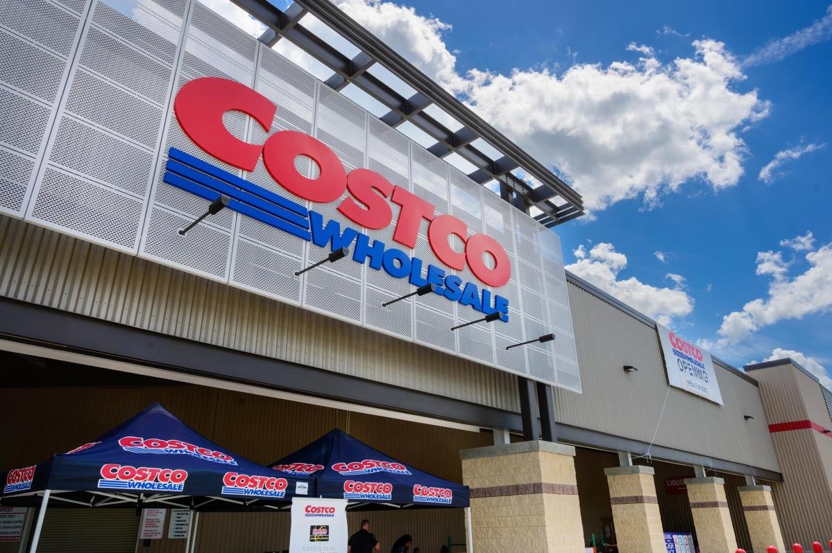 seattle-woman-who-returned-costco-couch-after-2.5-years-goes-viral,-sparks-ethics-debate
