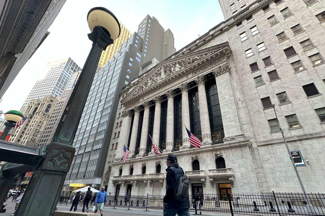 stock-market-today:-wall-street-drifts-to-a-mixed-close,-holding-near-record-levels