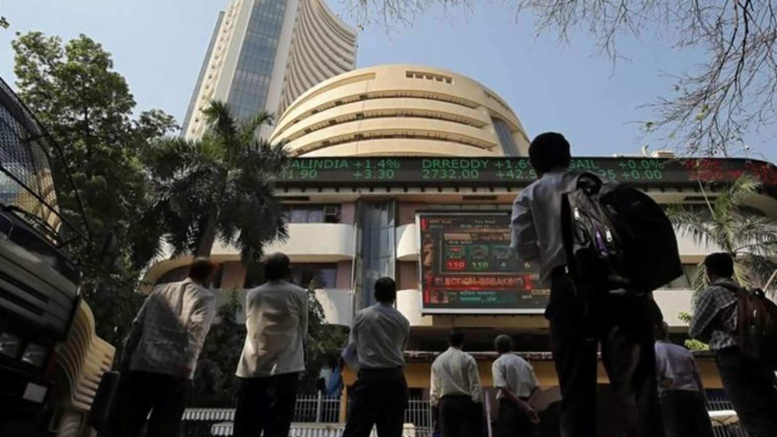 dii-bought-₹9,093-crore-worth-of-shares-on-march-13-amid-market-crash.-should-you-buy?