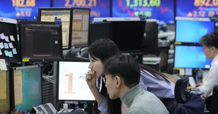 stock-market-today:-wall-street-swings-around-its-records-after-mixed-data-on-the-economy