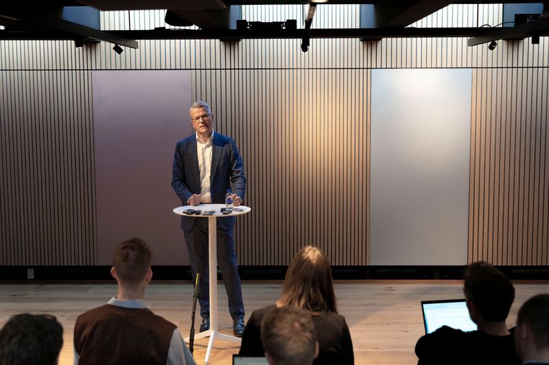 container-rates-drop-to-unsustainable-levels,-maersk-ceo-says