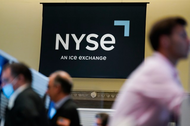 stock-market-today:-wall-street-inches-higher-early-as-markets-try-to-close-out-another-winning-week