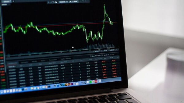 why-stock-market,-gold-price,-bitcoin-price-moving-in-one-direction