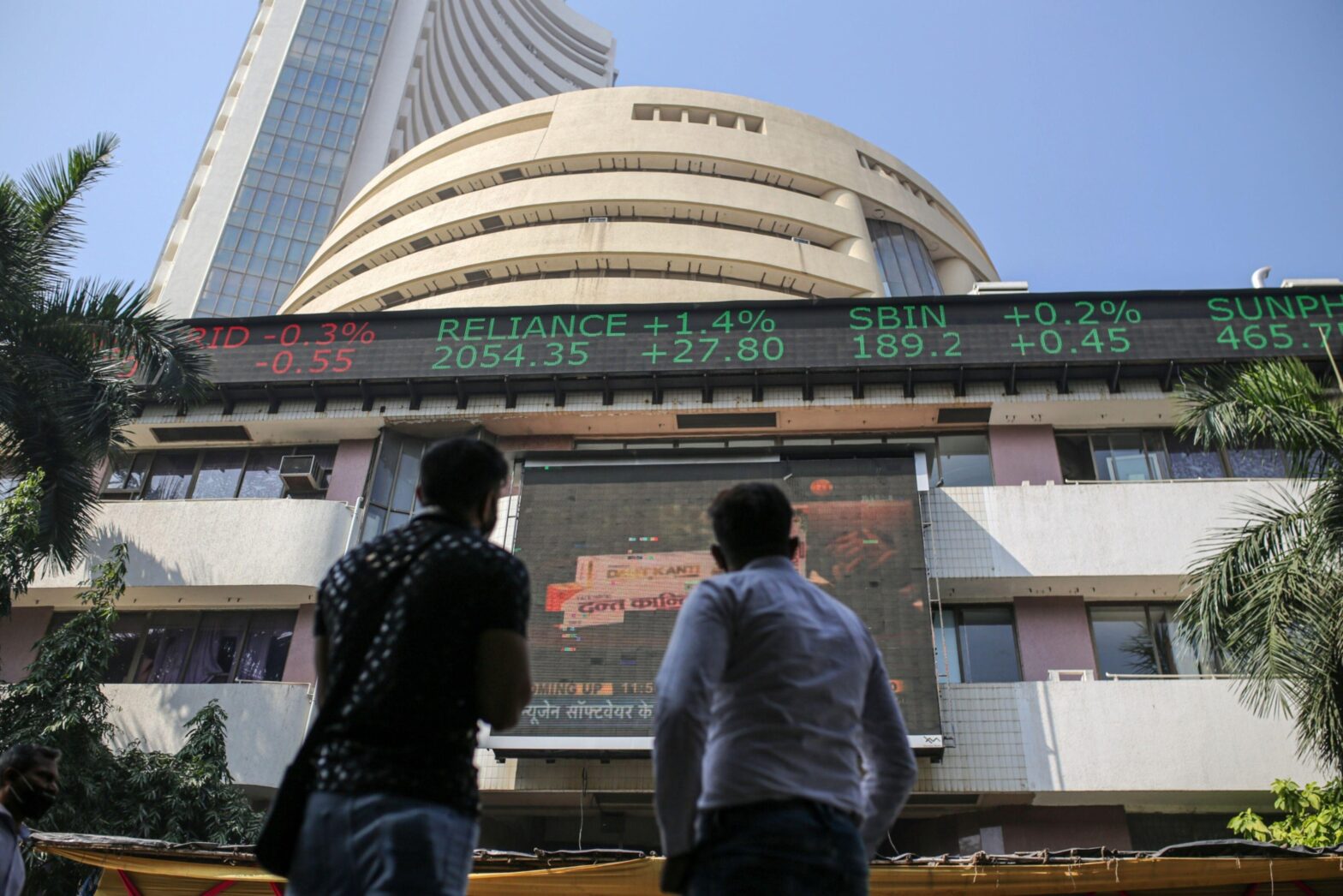 street-signs:-market-on-edge,-unveiling-fund-manager-strategies,-and-more