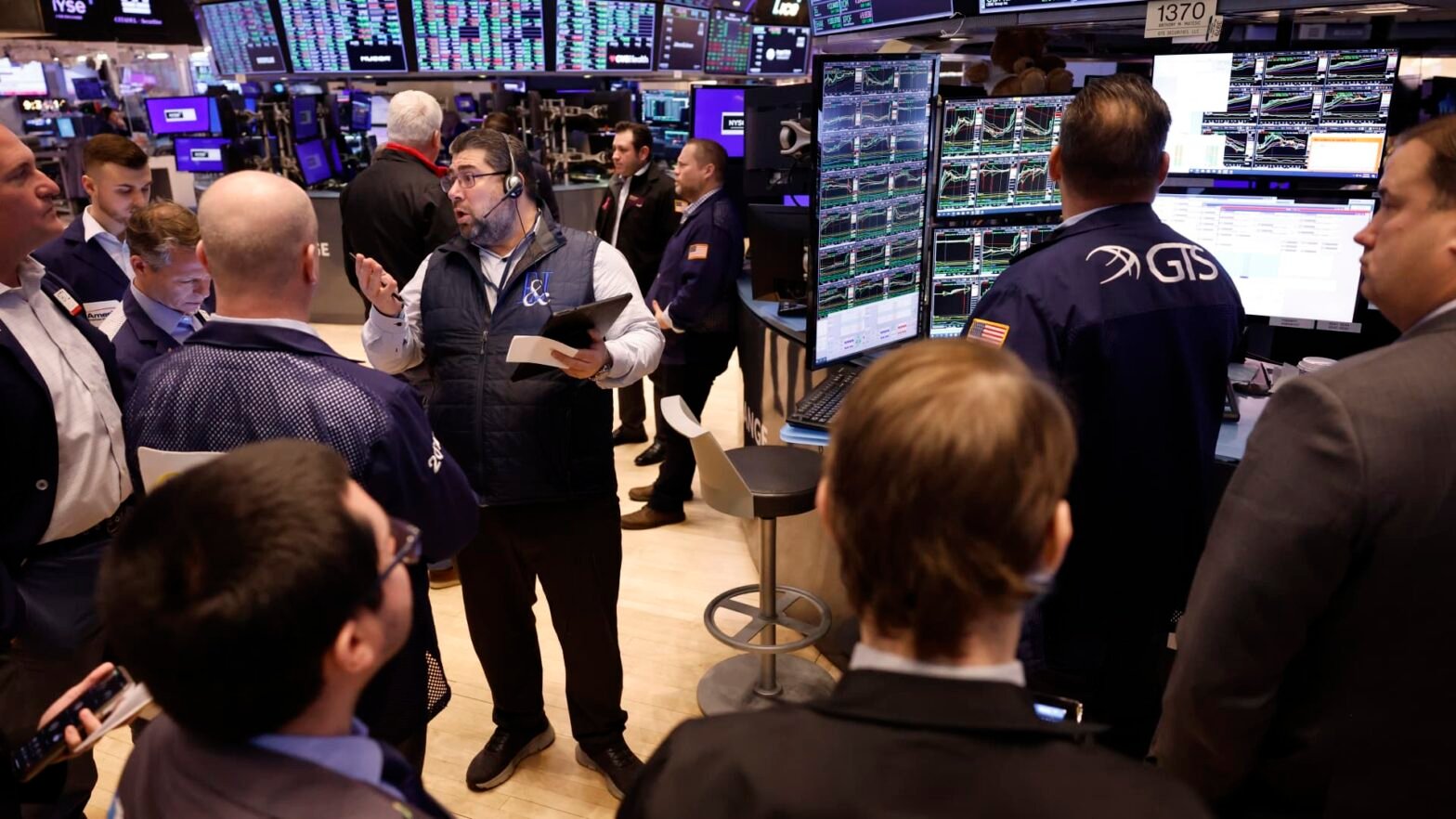 thursday’s-analyst-calls:-microsoft-to-continue-rising,-regional-bank-to-climb-more-than-20%