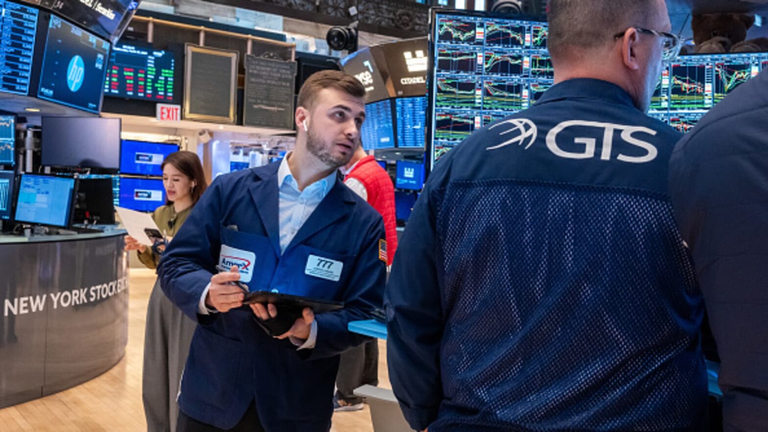 stock-futures-slip-ahead-of-shortened-trading-week:-live-updates