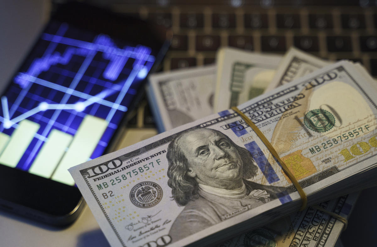 forget-the-“magnificent-seven”-here-are-2-unbelievably-cheap-tech-stocks-to-buy-hand-over-fist.