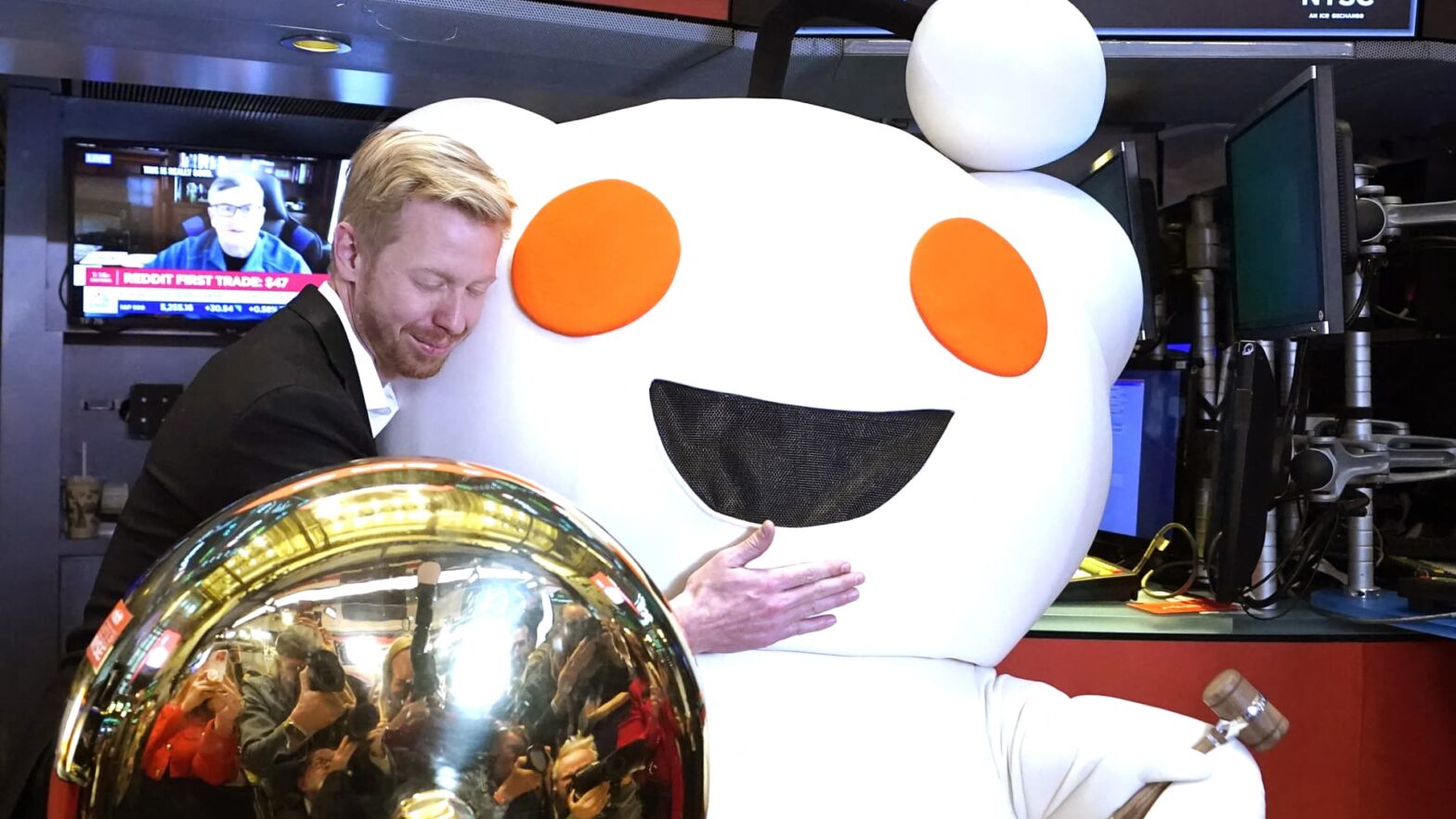 reddit-shares-close-30%-up-following-social-media-company’s-ipo