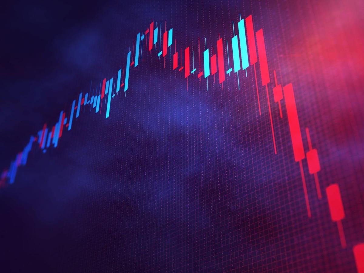 the-‘bizarrely’-overvalued-stock-market-is-poised-for-a-big-correction-and-the-smart-money-is-moving-into-cash,-chief-strategist-says