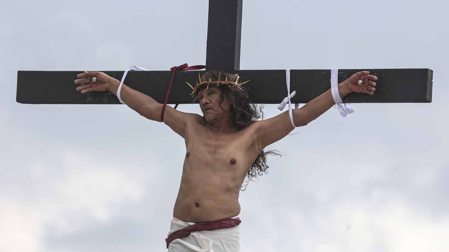 filipino-villager-to-be-nailed-to-a-cross-for-the-35th-time-on-good-friday-to-pray-for-world-peace