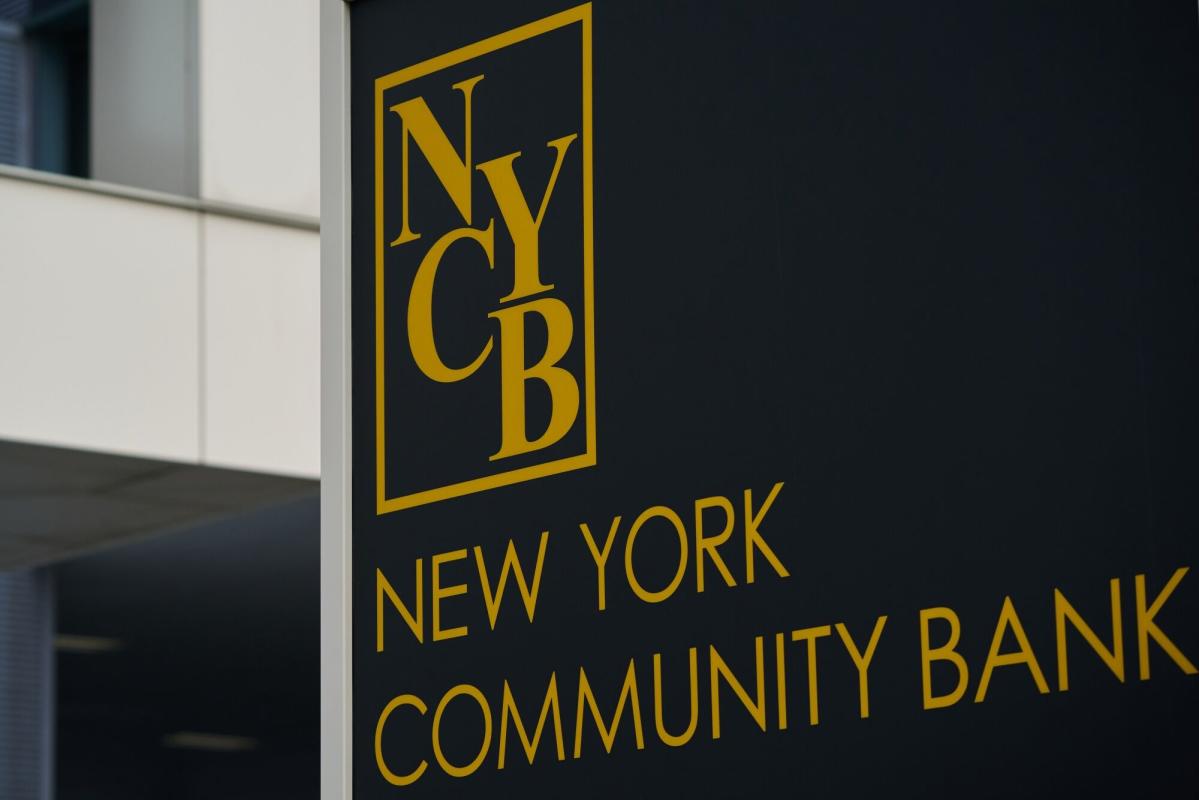 nycb-cut-to-junk-by-fitch-after-disclosing-material-weaknesses