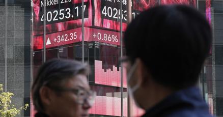 stock-market-today:-wall-street-edges-lower-at-the-start-of-a-busy-week