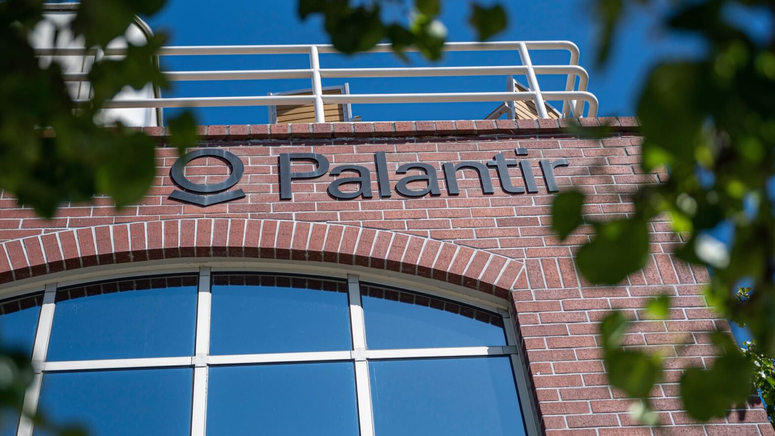 stocks-making-the-biggest-moves-premarket:-palantir,-crowdstrike,-foot-locker-and-more