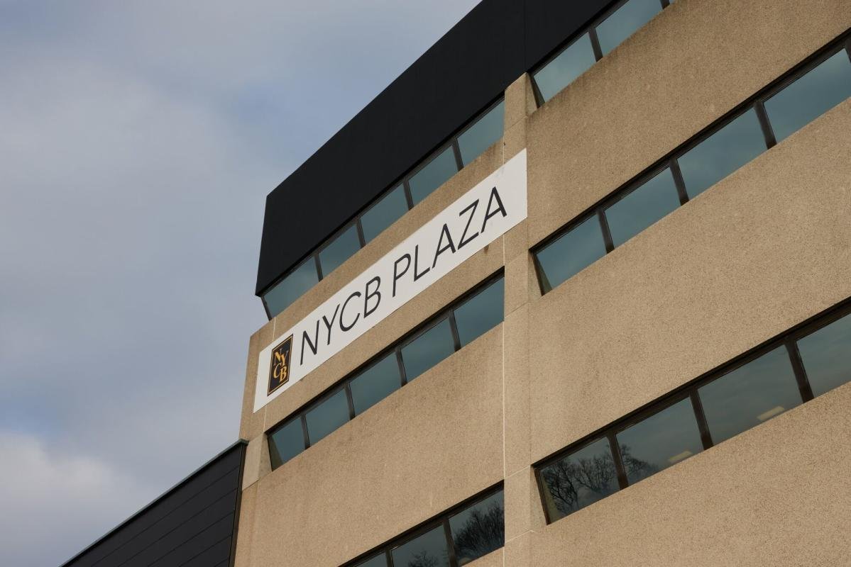 nycb-tumbles-on-report-bank-is-trying-to-raise-equity-capital