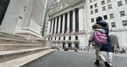 stock-market-today:-wall-street-sets-another-record-as-traders-look-ahead-to-easier-rates