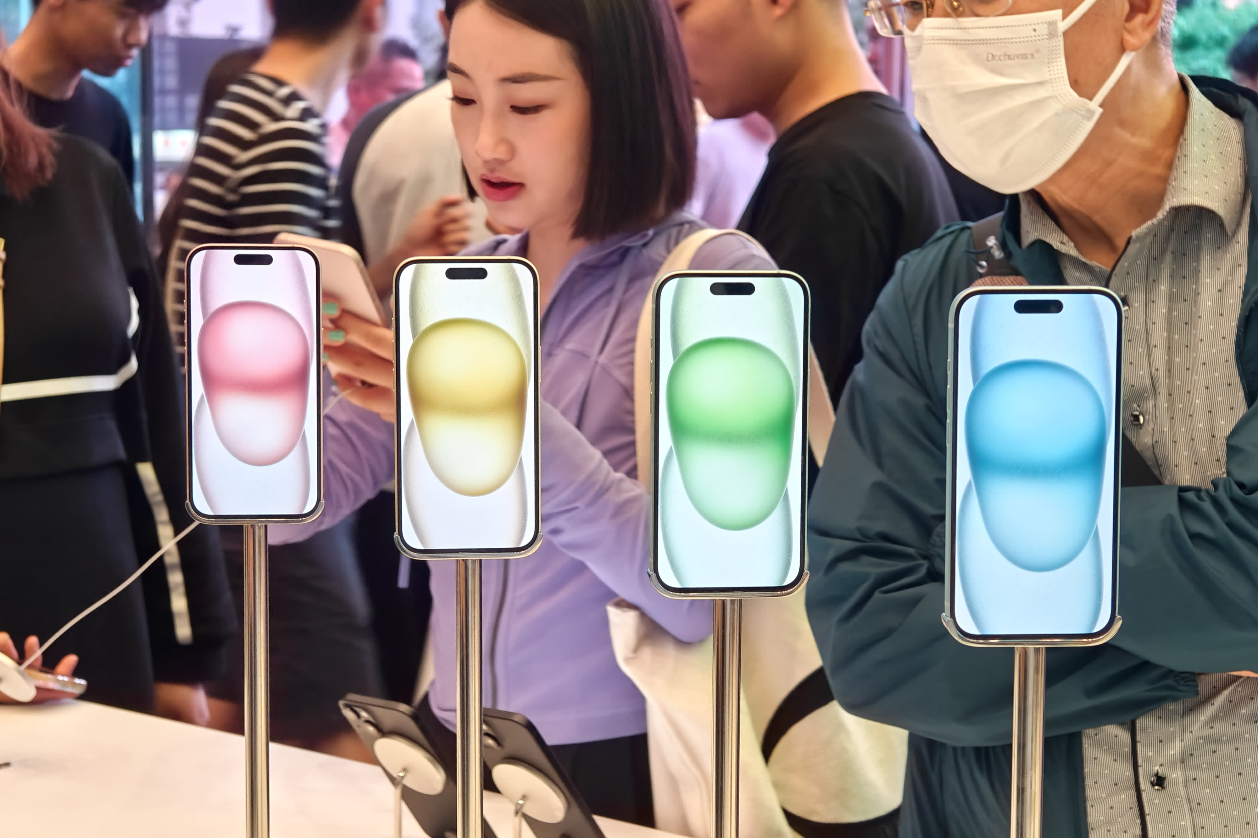 Jim Cramer urges 'patience, patience, patience' on Apple stock, and two analysts also make the case