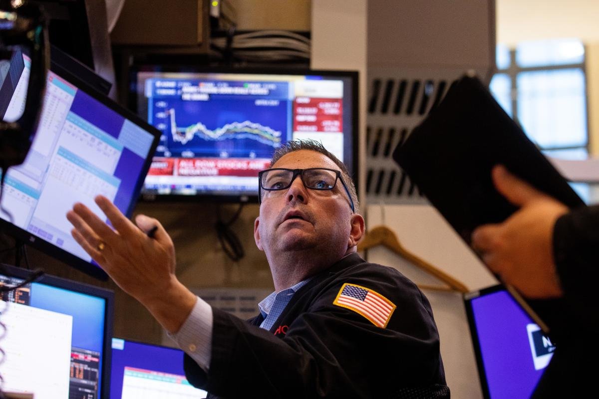 stock-market-today:-dow-sinks-nearly-400-points,-yields-rise-to-2024-highs