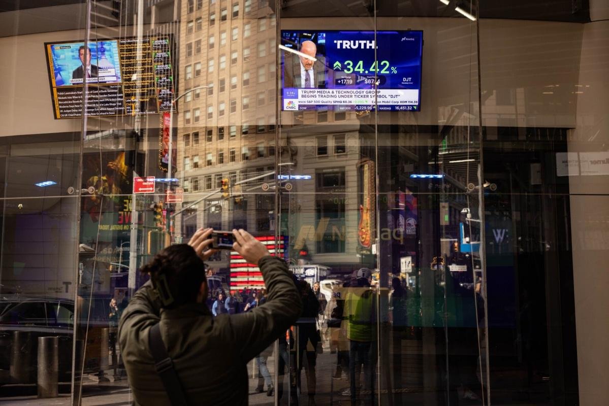 trump-sues-co-founders-of-truth-social-media-company-over-shares