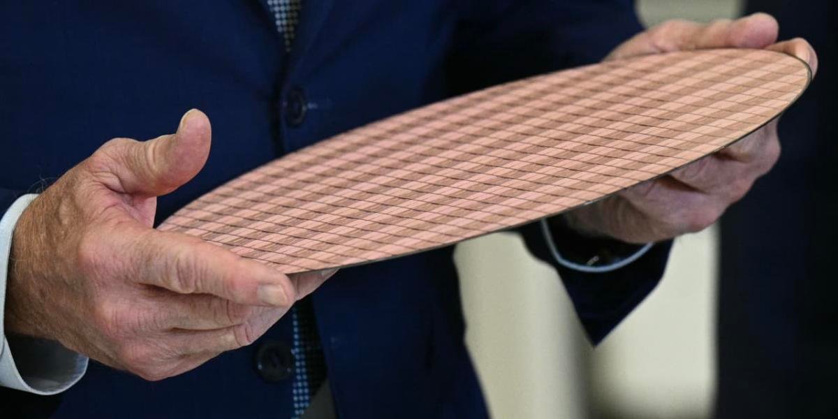 intel-stock-drops-after-company-says-foundry-lost-$7-billion