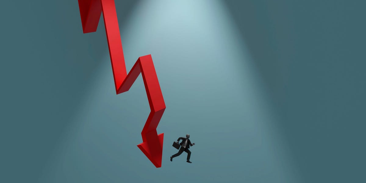 stocks-are-headed-for-a-decade-long-‘dead’-zone-with-losses-on-par-with-the-dot-com-bust,-fund-manager-says