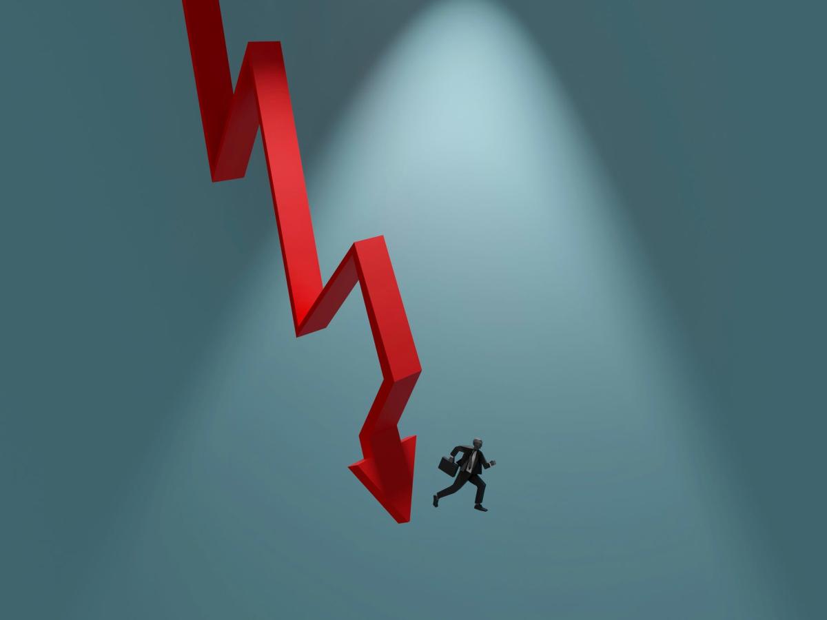 stocks-are-headed-for-a-decade-long-‘dead’-zone-with-losses-on-par-with-the-dot-com-bust,-fund-manager-says