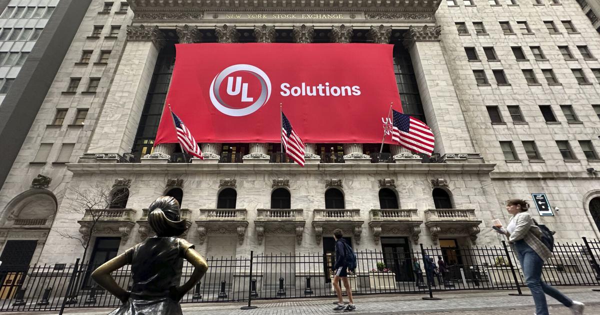 stock-market-today:-wall-street-falls-sharply-to-close-out-its-worst-week-since-october