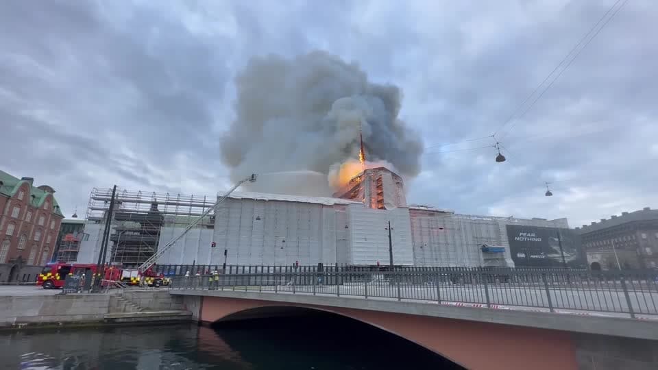 fire-consumes-copenhagen’s-400-year-old-stock-market-building