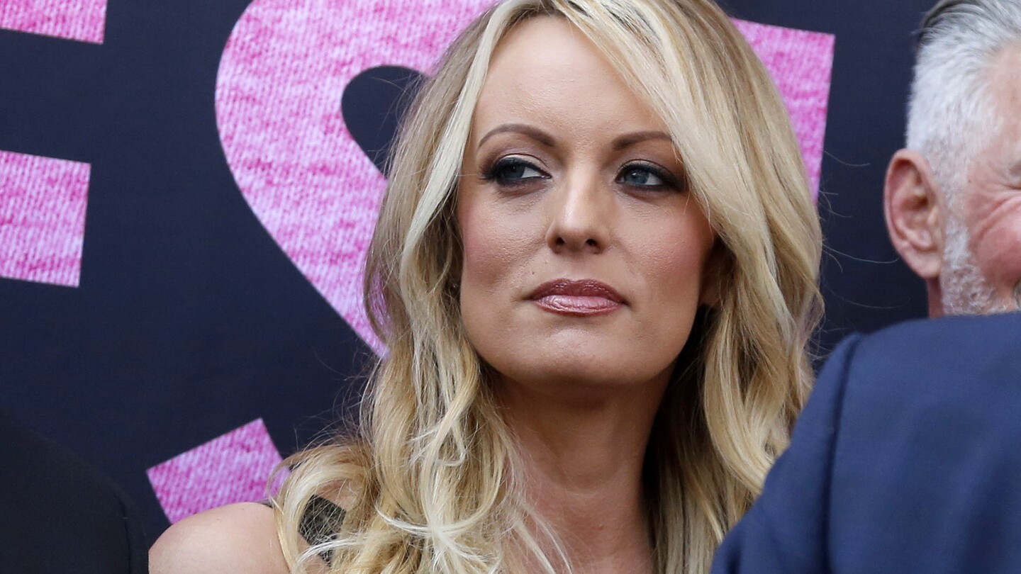 trump-lawyers-say-stormy-daniels-refused-subpoena-outside-a-brooklyn-bar,-papers-left-‘at-her-feet’