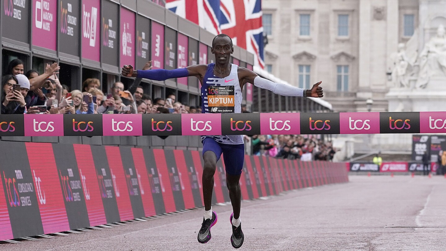 london-marathon-pays-tribute-to-last-year’s-winner-kelvin-kiptum,-who-died-in-car-crash