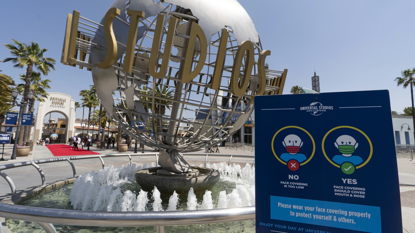 15-people-suffer-minor-injuries-in-tram-accident-at-universal-studios-theme-park-in-los-angeles