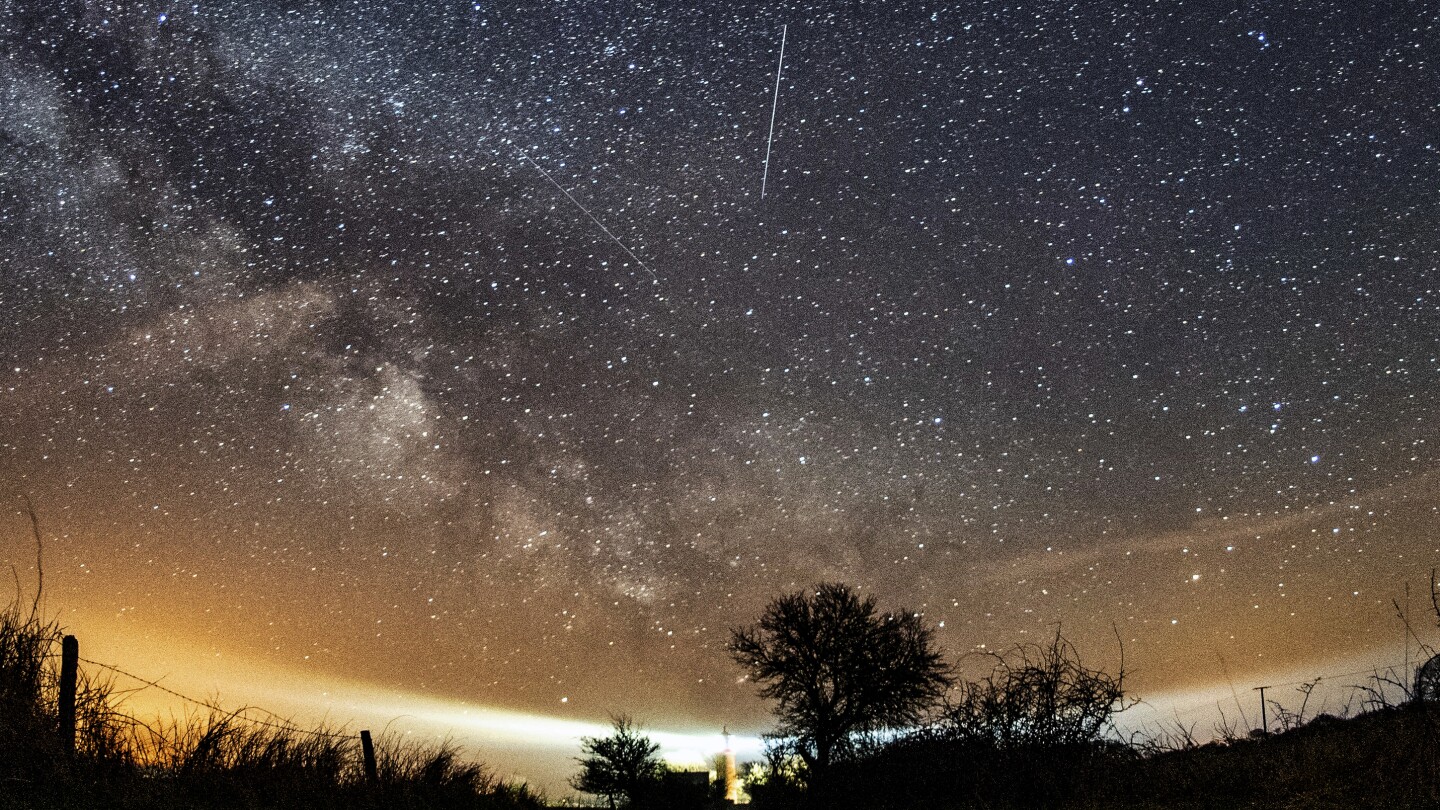 the-lyrid-meteor-shower-peaks-this-weekend,-but-it-may-be-hard-to-see-it