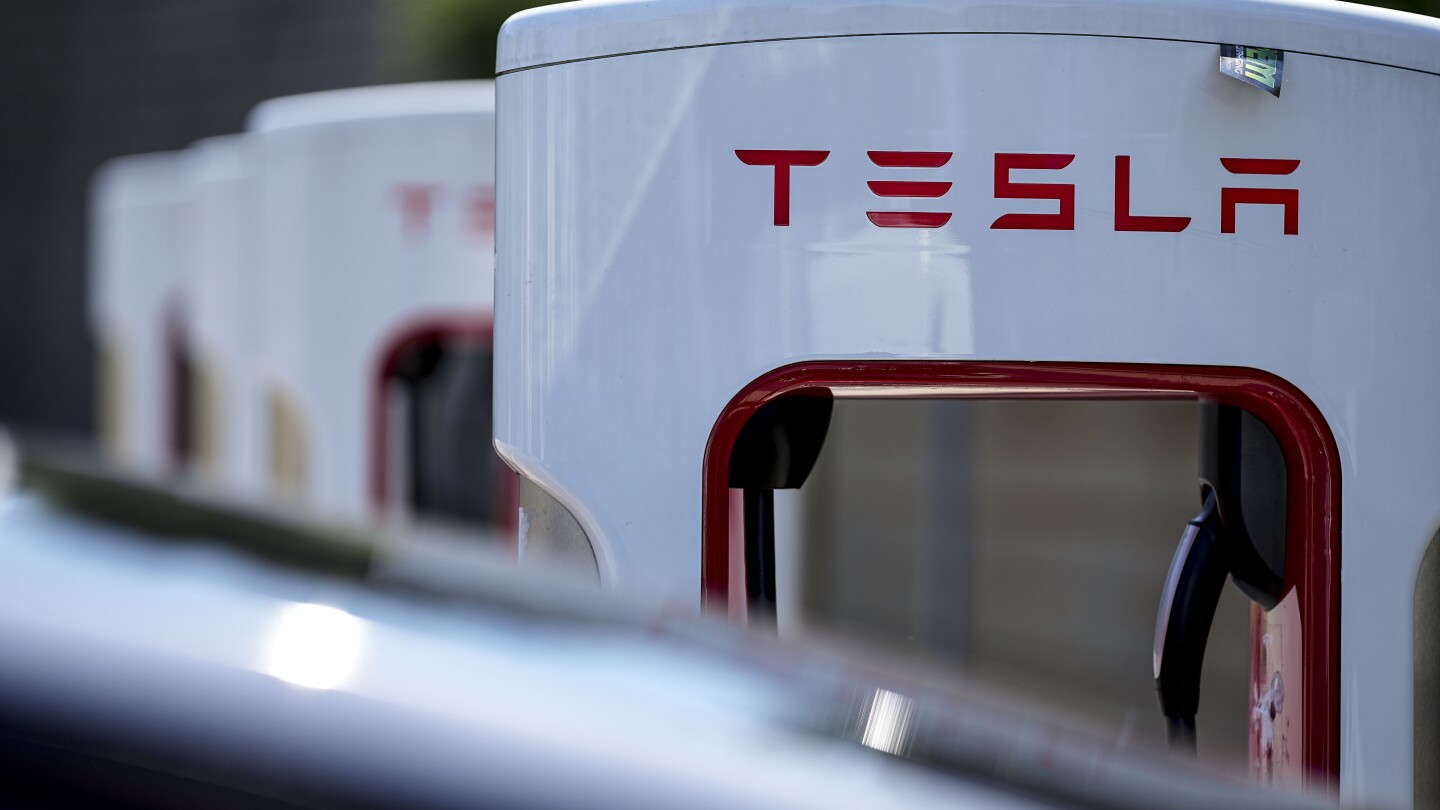 tesla-cuts-the-price-of-its-“full-self-driving”-system-by-a-third-to-$8,000