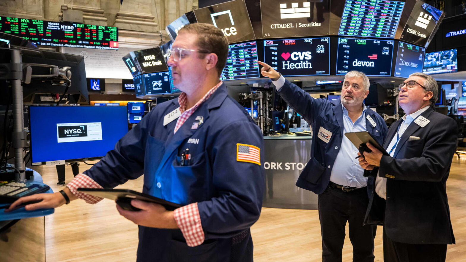 monday’s-analyst-calls:-amazon-a-top-pick-into-earnings,-apple-price-target-cut