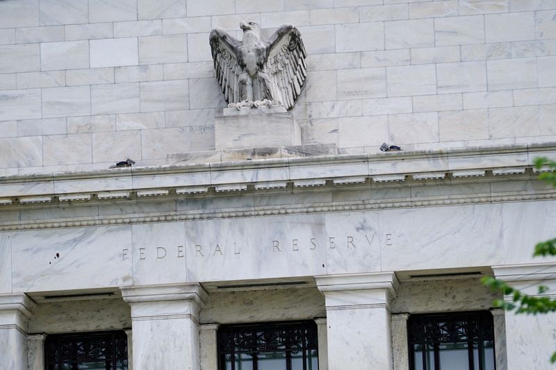 black-swan-hedge-fund-says-fed-rate-cuts-will-signal-market-crash