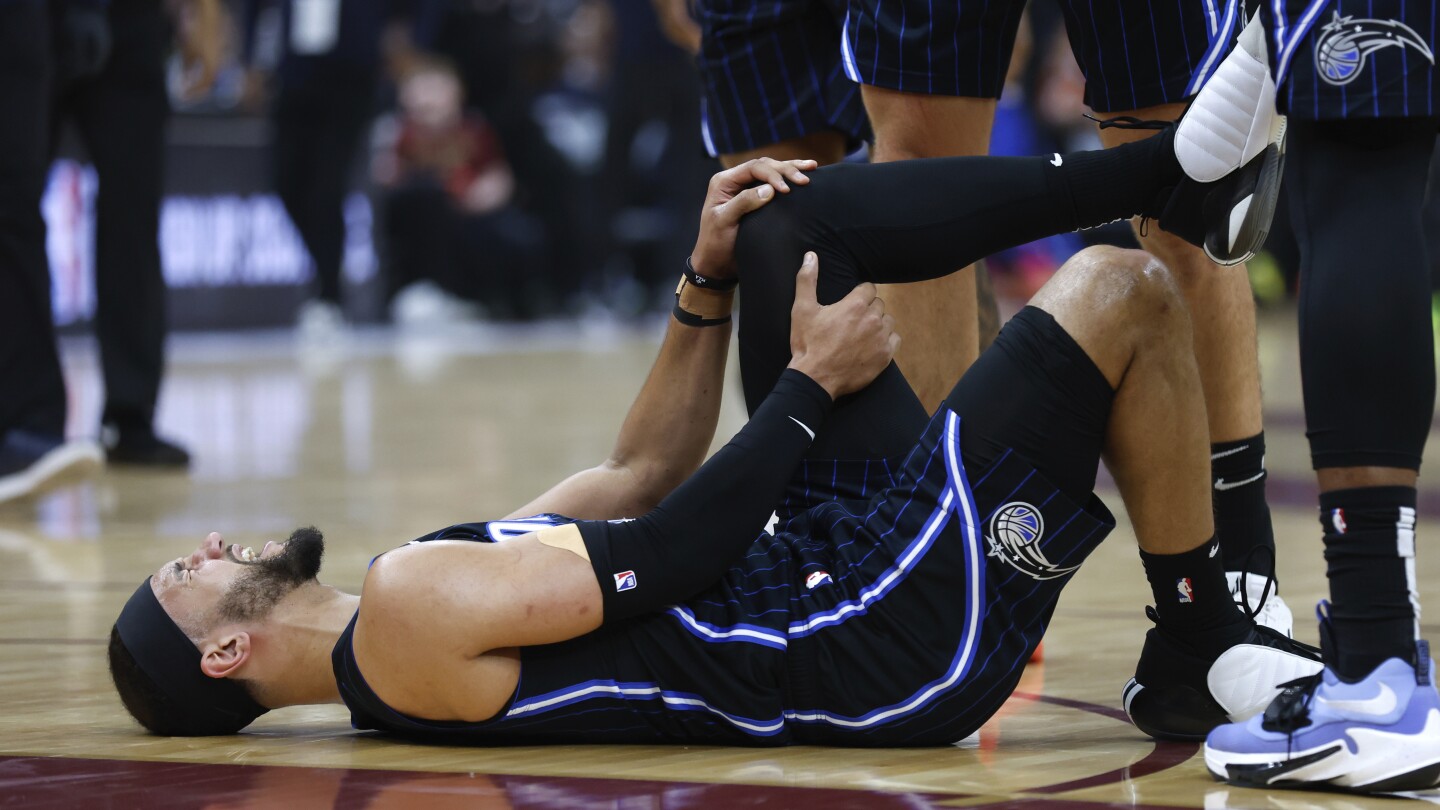 orlando-magic-guard-jalen-suggs-returns-after-being-helped-off-with-left-knee-injury-against-cavs