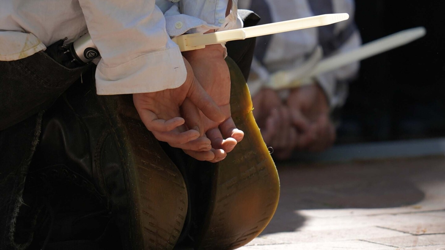 as-some-universities-negotiate-with-pro-palestinian-protestors,-others-quickly-call-the-police