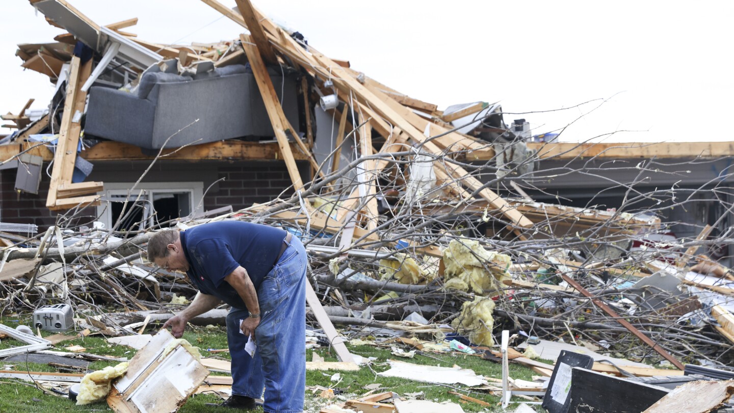 tornadoes-collapse-buildings-and-level-homes-in-nebraska-and-iowa