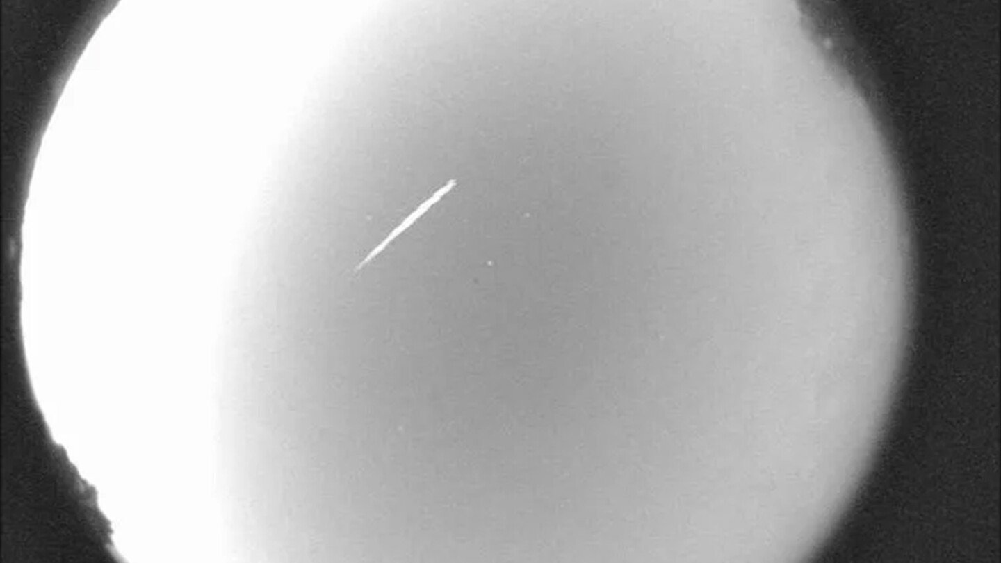 the-eta-aquarid-meteor-shower,-debris-of-halley’s-comet,-peaks-this-weekend.-here’s-how-to-see-it