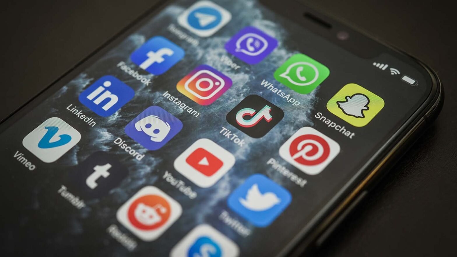 stock-market-crash-alert:-3-must-buy-social-media-stocks-when-prices-plunge